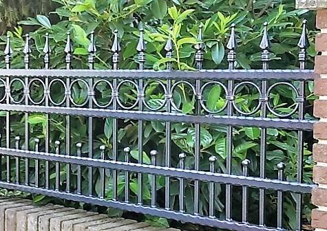 Verschiedene Zaunspitzen an einem Zaun